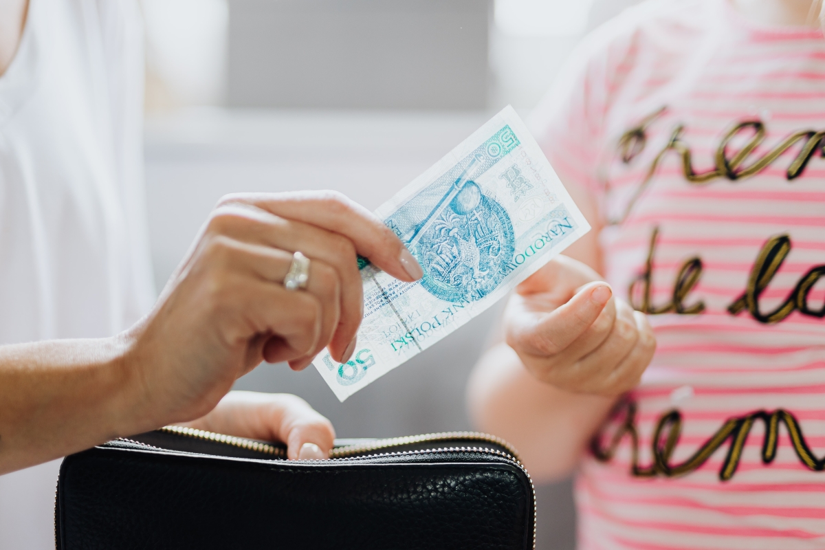 adult paying child money for allowance